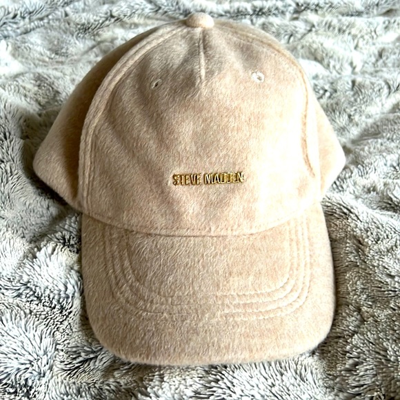 Steve Madden Other - STEVE MADDEN cozy satin lined baseball cap.